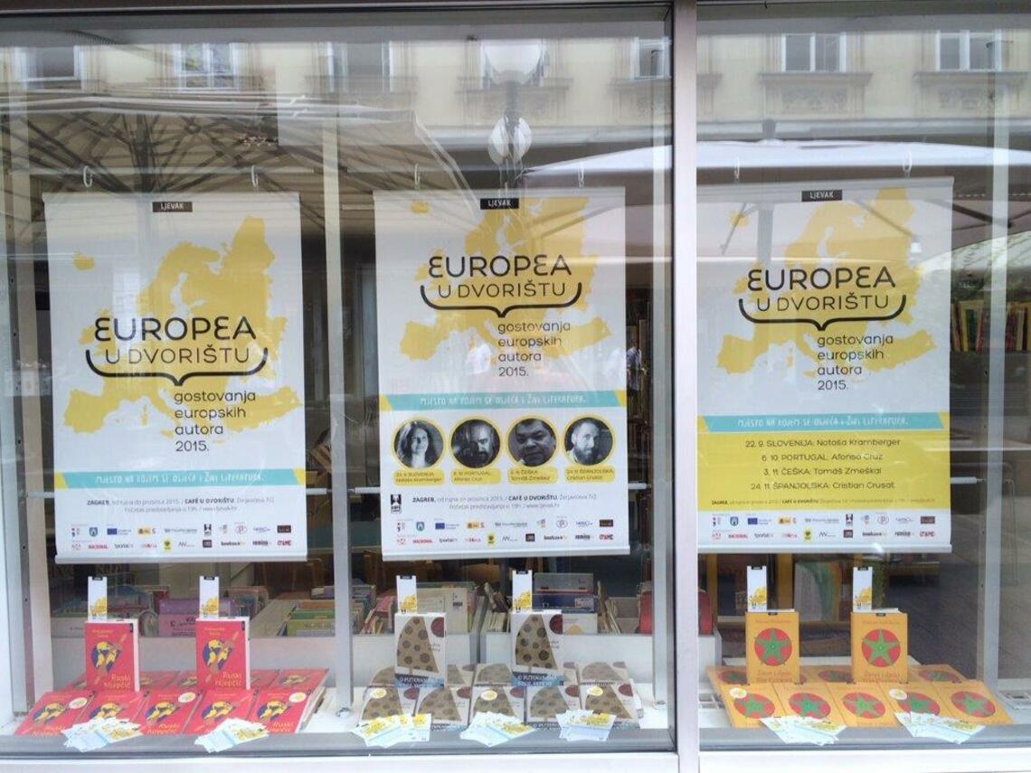 Plakati najave festivala europea u izlogu knjiznice bozidara ogrizovica